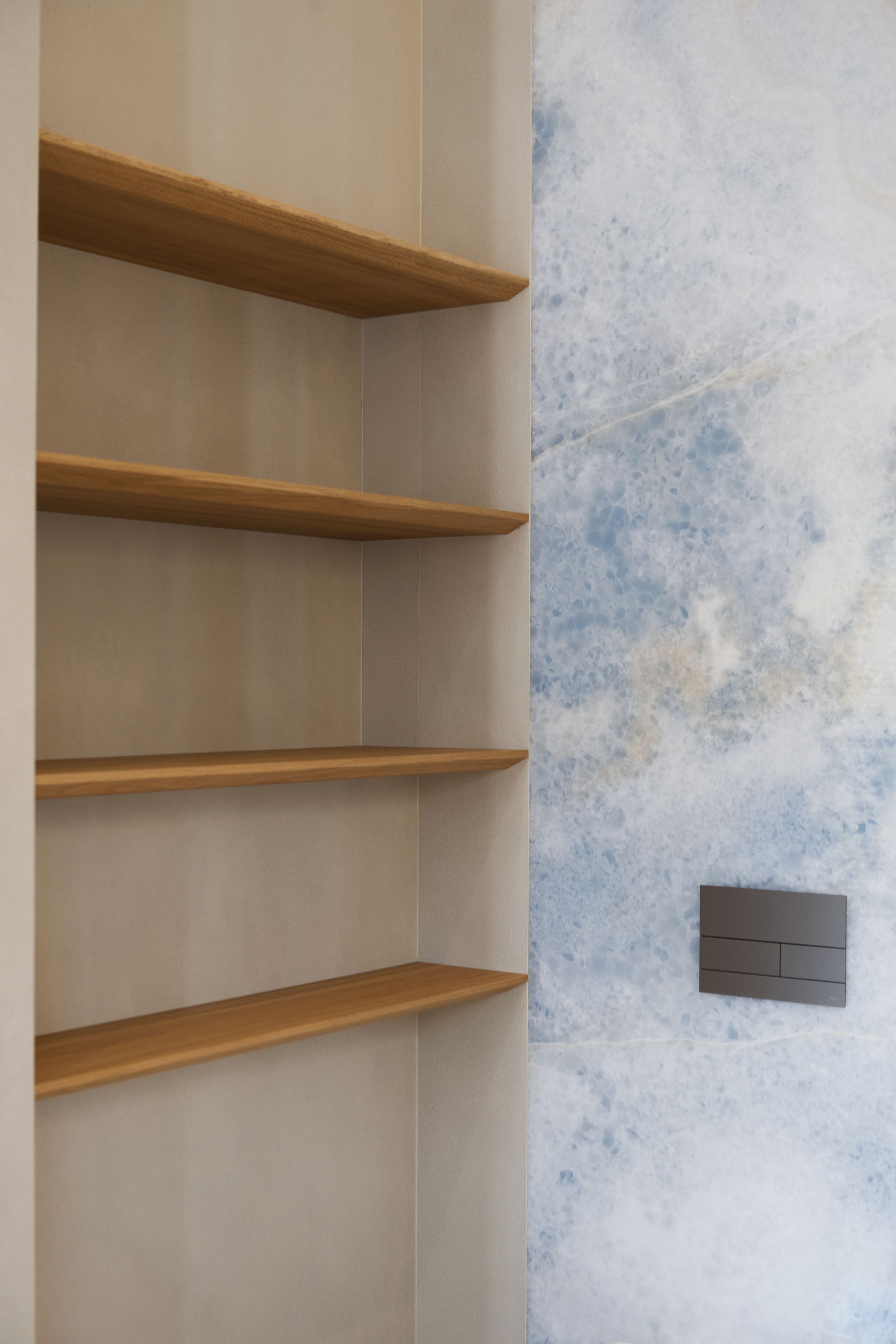 Niebieski onyks harmonijnie łączy się z pozostałymi elementami wnętrza.